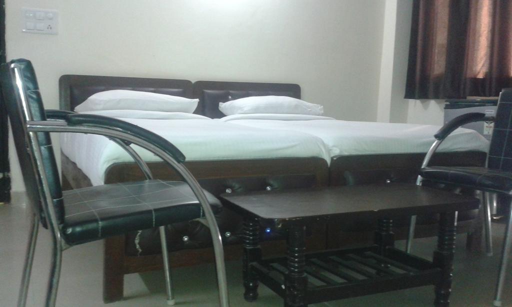 Charanpahari Hotel New Delhi Bilik gambar