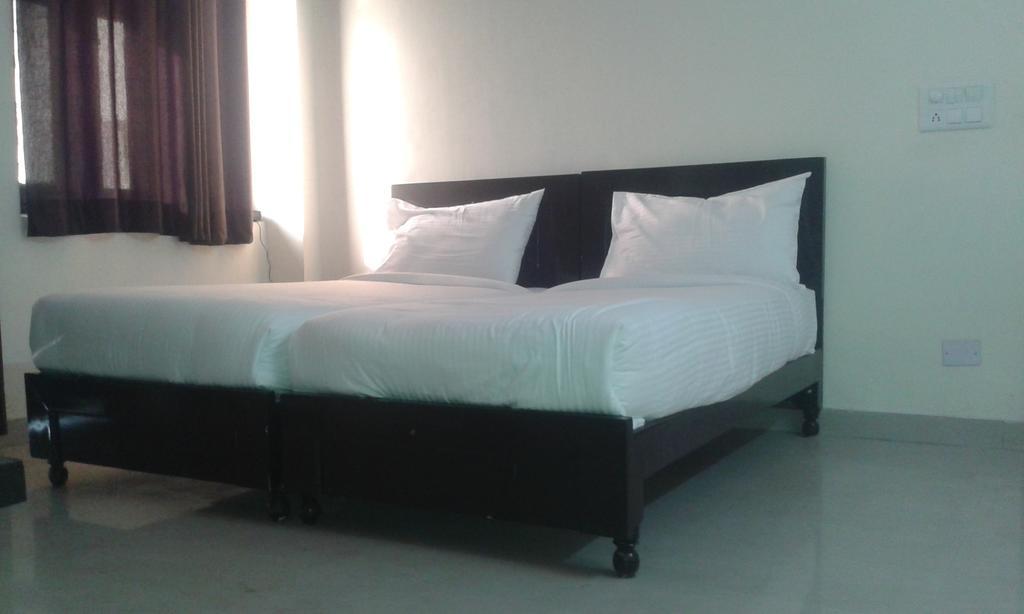 Charanpahari Hotel New Delhi Bilik gambar