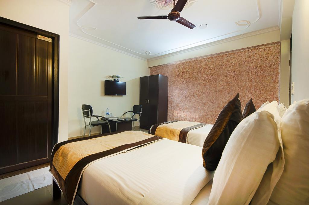Charanpahari Hotel New Delhi Luaran gambar