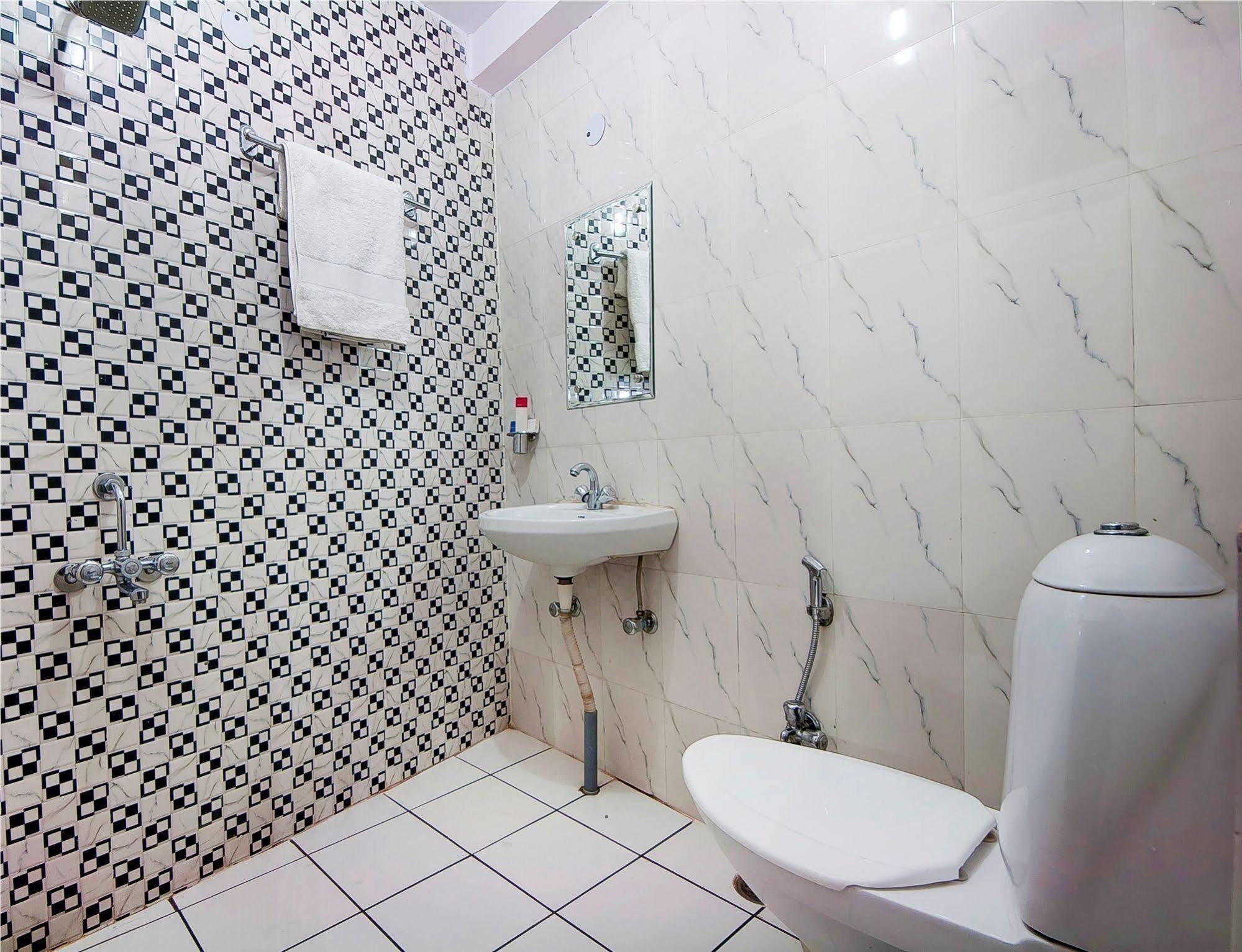 Charanpahari Hotel New Delhi Luaran gambar