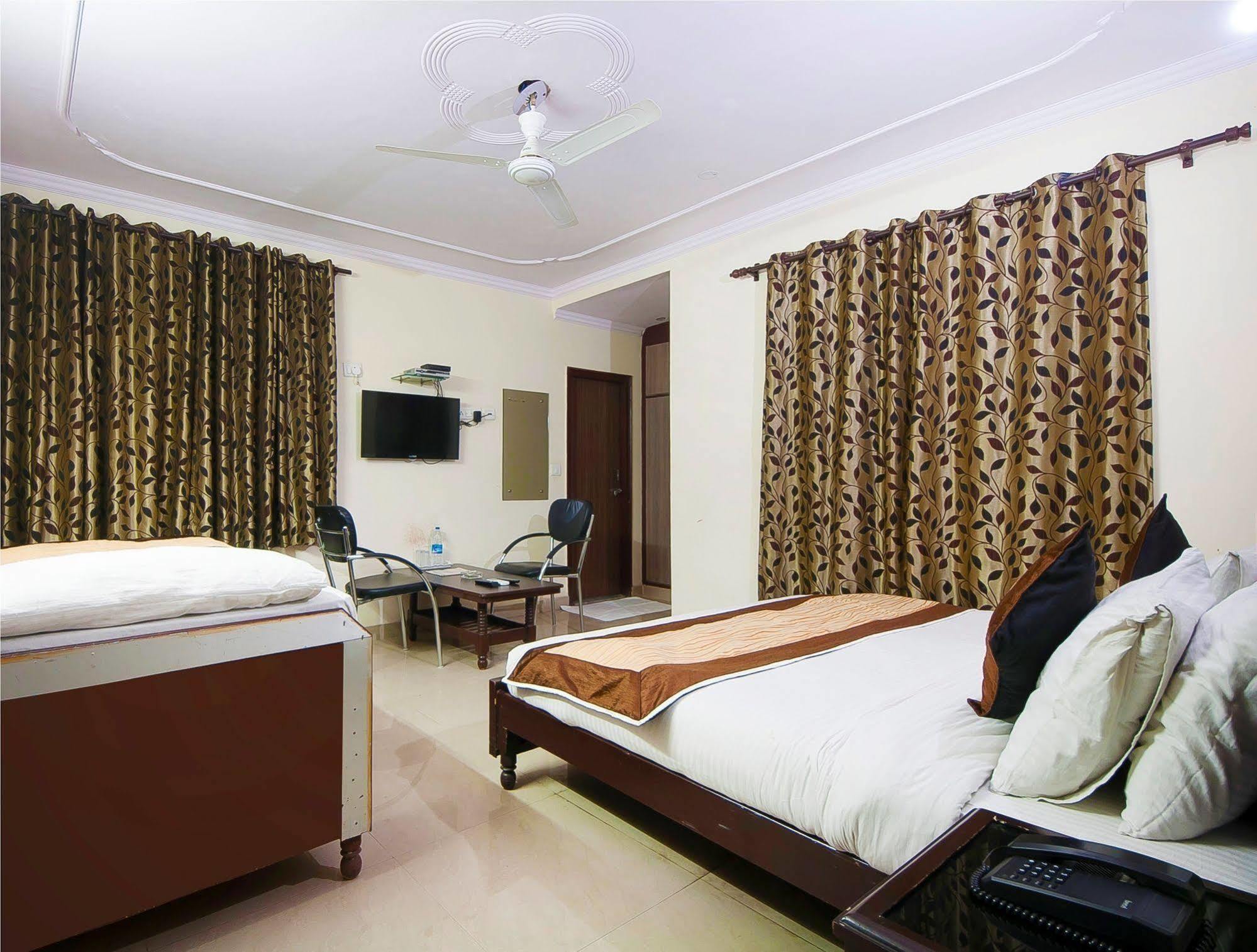 Charanpahari Hotel New Delhi Luaran gambar