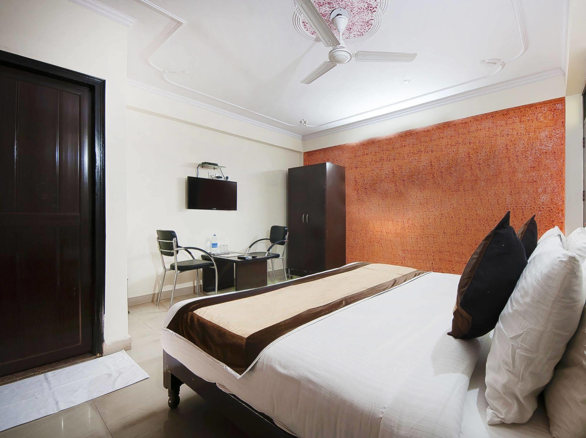 Charanpahari Hotel New Delhi Luaran gambar