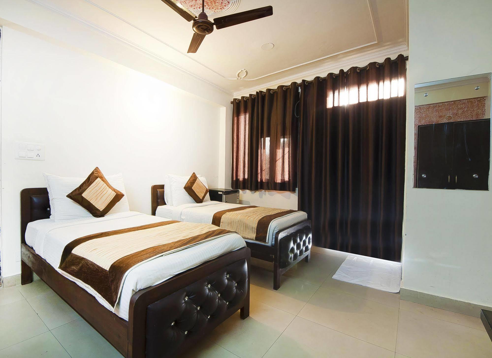 Charanpahari Hotel New Delhi Luaran gambar