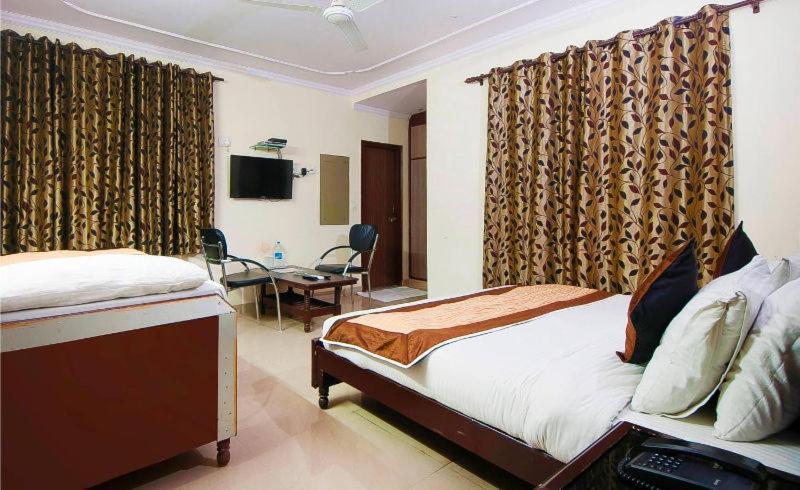 Charanpahari Hotel New Delhi Luaran gambar